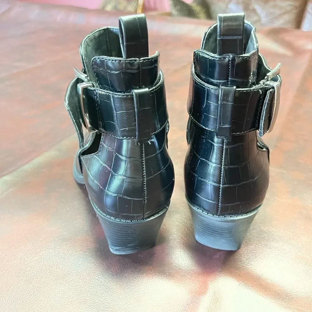 Zara black crocodile print boots booties with buckle & small heel‎ size 39, US 8